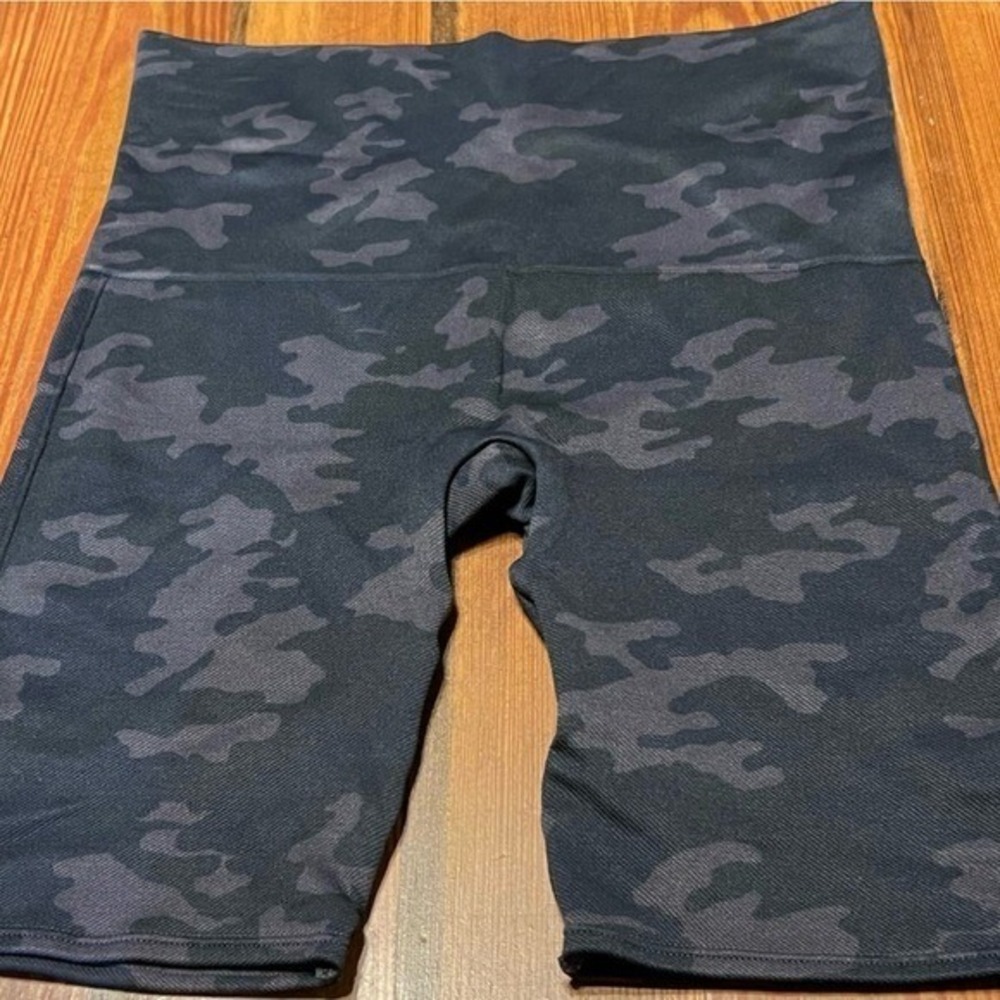 Spanx Women's Look At Me Now Seamless BlackCamo Shorts Medium